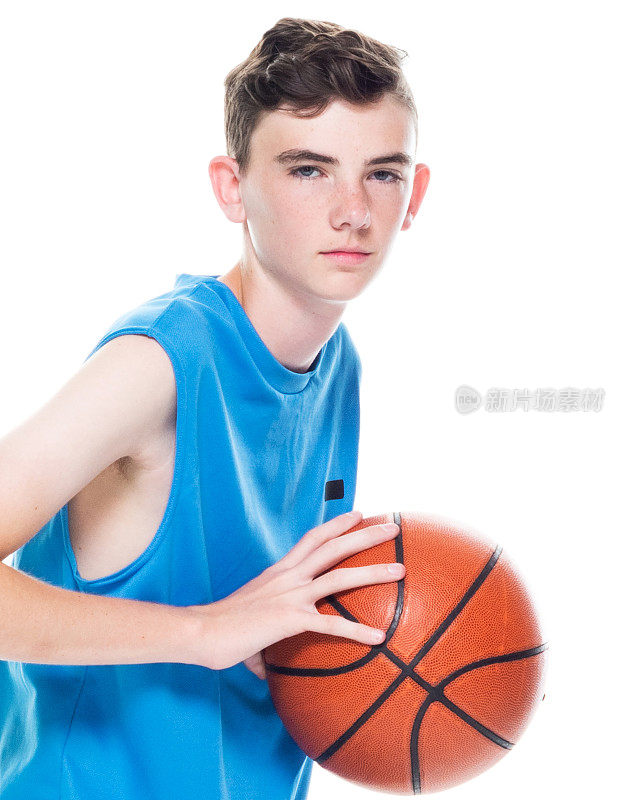 正面视图/一人/一人/一个十几岁的男孩/腰以上的12-13岁英俊的人白人男性/年轻男子篮球运动员/男孩/十几岁的男孩站着和拿着篮球/使用运动球